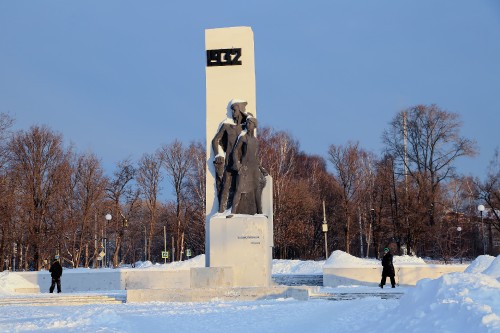 pamjatnik_pervostroiteljam8129.jpg